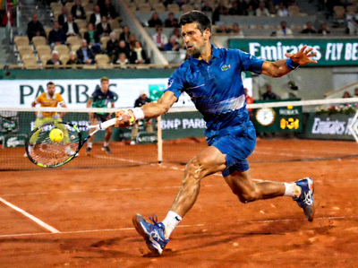 网球名将德约科维奇在法网比赛中击球